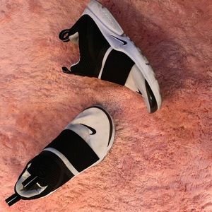 Black&white nike presto